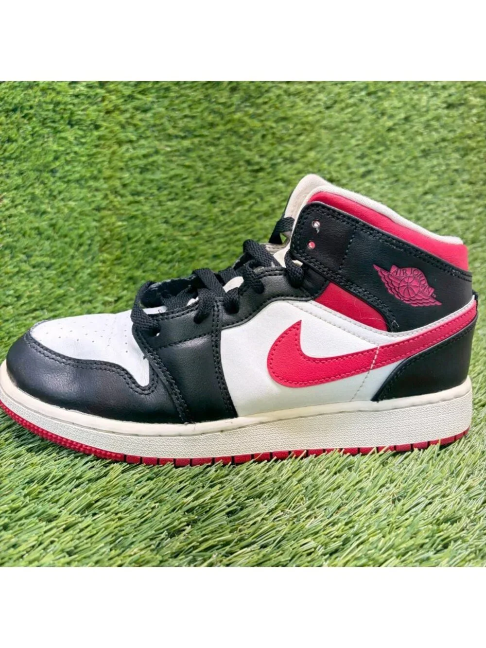 Nike Air Jordan 1 Mid Very Berry Boys Size 6.5Y Black Basketball Shoes Sneakers